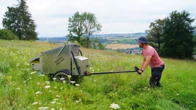 Der Praktikant der Landschaftsstation, Patrick Baron, bei der Samenernte im Naturschutzgebiet „Mühlenberg“ bei Höxter-Ottbergen. (Foto: F. Grawe)