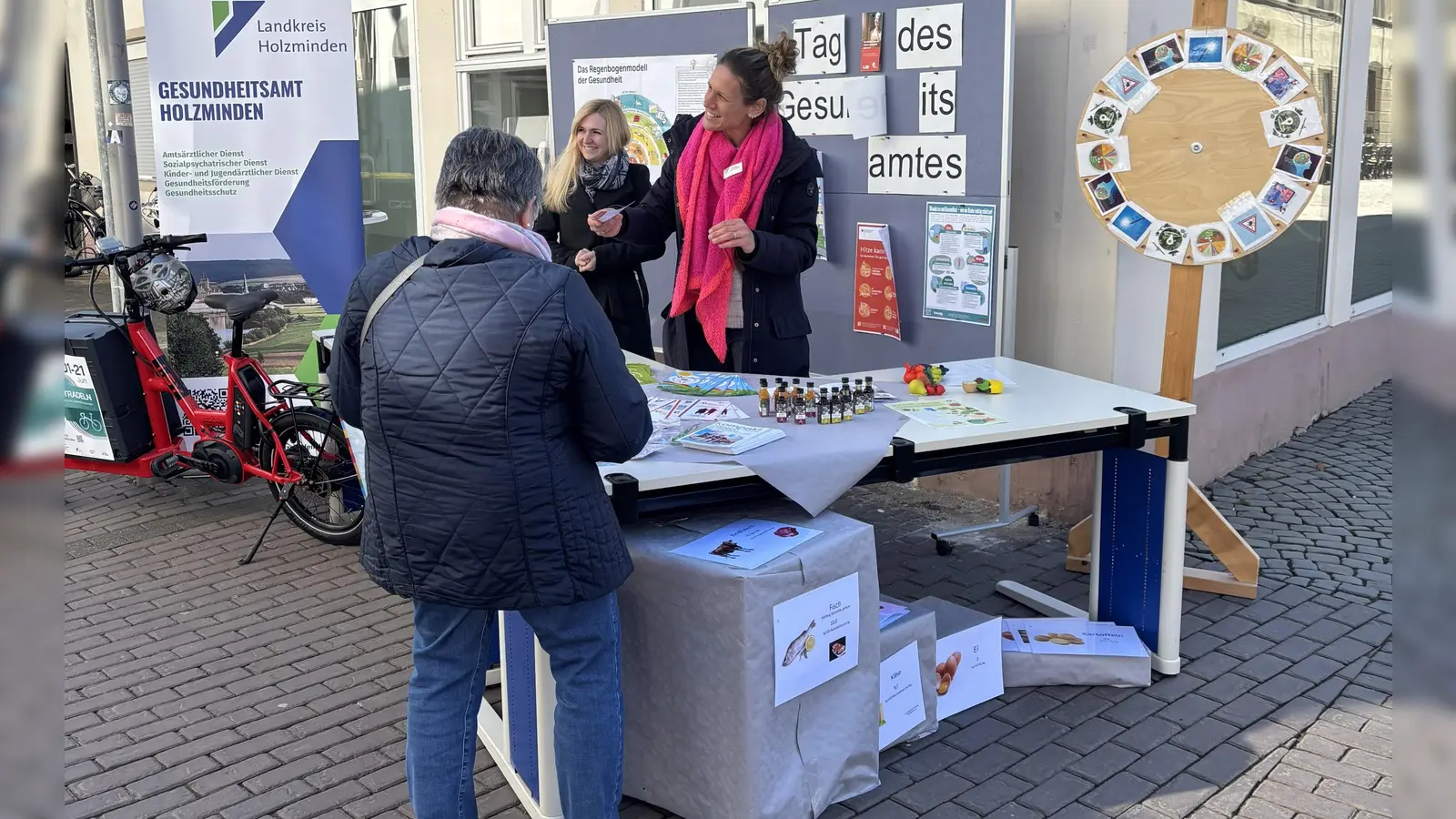 Bürgerinnen und Bürger konnten sich rund um das Thema Klimawandel und Gesundheit bei Teresa Seela (l.) und Ilona Feyer-Yurttas (r.) vom Gesundheitsamt informieren. (Foto: Landkreis Holzminden)