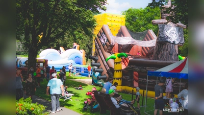So viel Auswahl bei den Hüpfburgen: Hier können Kinder nach Herzenslust toben. (Foto: Lichterfest Bodenwerder)