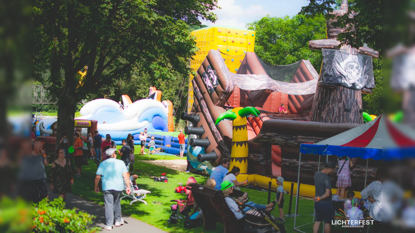 So viel Auswahl bei den Hüpfburgen: Hier können Kinder nach Herzenslust toben. (Foto: Lichterfest Bodenwerder)