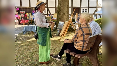 Viele neue Gäste: Beim Malen um die Burg entsponnen sich interessante Gespräche zwischen Besuchern und Künstlern. (Foto: privat)