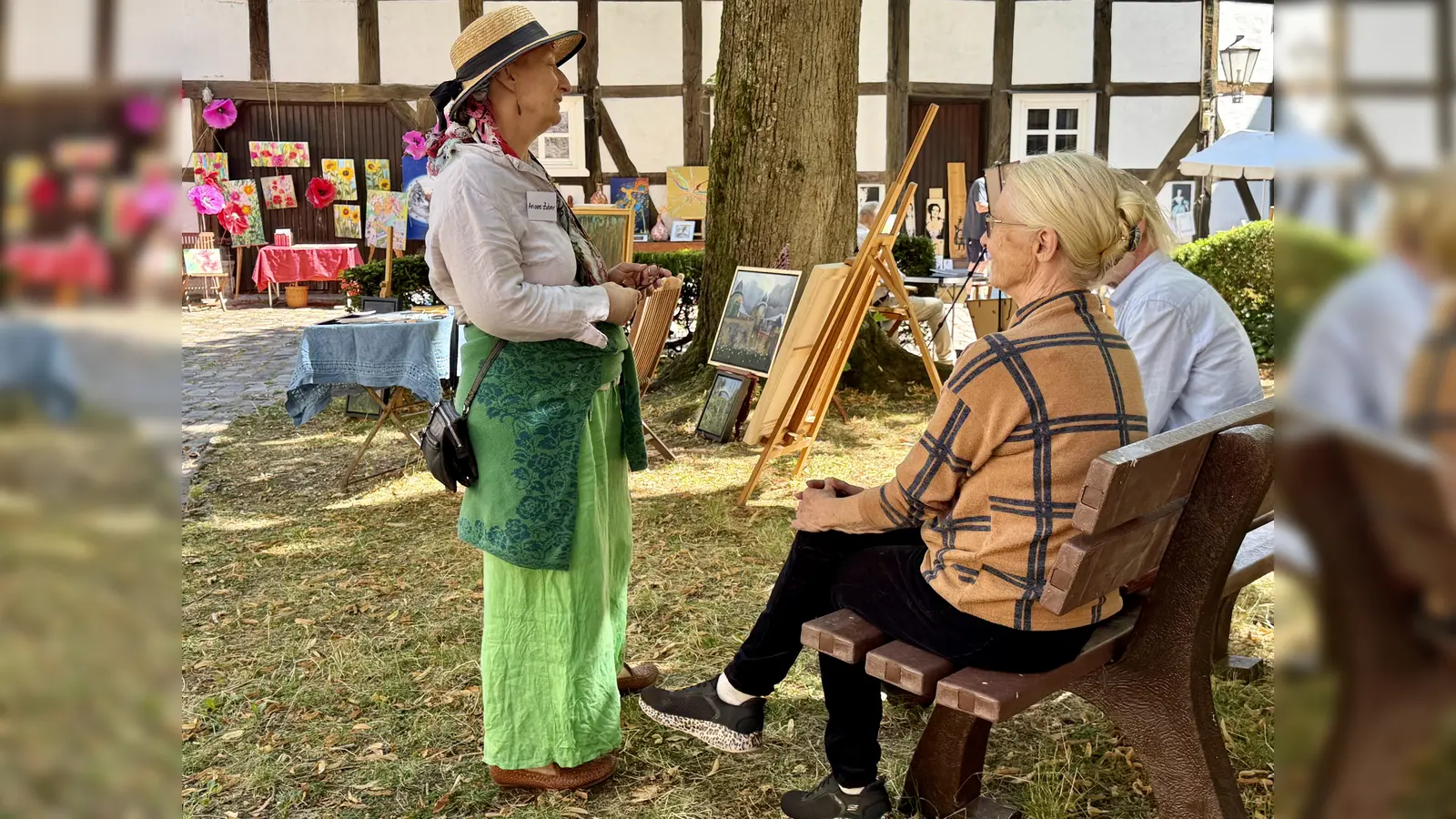 Viele neue Gäste: Beim Malen um die Burg entsponnen sich interessante Gespräche zwischen Besuchern und Künstlern. (Foto: privat)