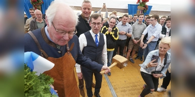 Mit nur einem kräftigen Schlag brachte Bürgerstiftungs-Vorsitzender Joachim Thater (links) das beliebte Festbier zum Fließen und eröffnete damit die diesjährige Warburger Oktoberwoche. (Foto: Stefan Bönning)