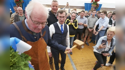 Mit nur einem kräftigen Schlag brachte Bürgerstiftungs-Vorsitzender Joachim Thater (links) das beliebte Festbier zum Fließen und eröffnete damit die diesjährige Warburger Oktoberwoche. (Foto: Stefan Bönning)