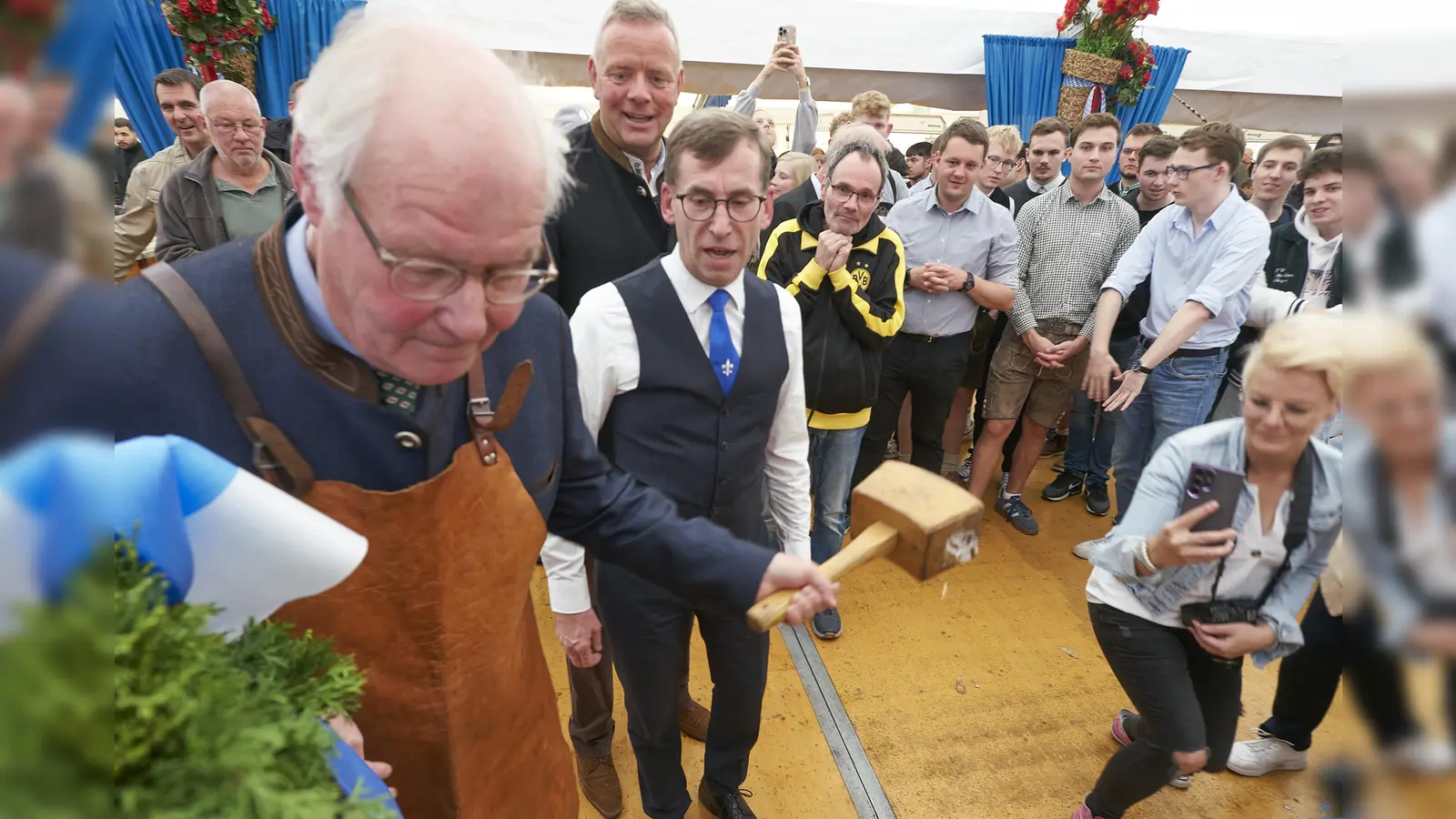 Mit nur einem kräftigen Schlag brachte Bürgerstiftungs-Vorsitzender Joachim Thater (links) zum Auftakt der Oktoberwoche das beliebte Festbier zum Fließen und eröffnete damit die diesjährige Warburger Oktoberwoche. (Foto: Stefan Bönning)
