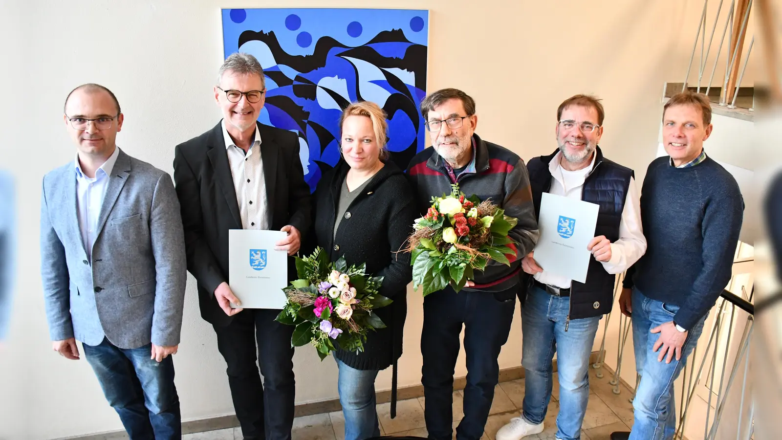 V.l.: Heinrich Hafner (Untere Naturschutzbehörde), Kreisbaurat Ralf Buberti, Tanja Frischgesell, Karsten Dörfer, Ralph Schwekendiek (Bereichsleiter Naturschutzbehörde) und Michael Buschmann (Untere Naturschutzbehörde) bei der Feierstunde im Kreishaus. (Foto: Landkreis Holzminden/Peter Drews)
