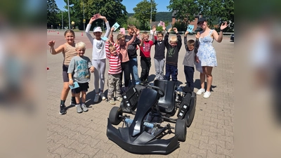 Sich einmal als echter Rennfahrer fühlen – dieser Traum ging für viele Kinder beim Besuch einer Kartbahn in Erfüllung. So sorgte die FerienZEIT für allerbeste Stimmung. (Foto: Projekt Begegnung)