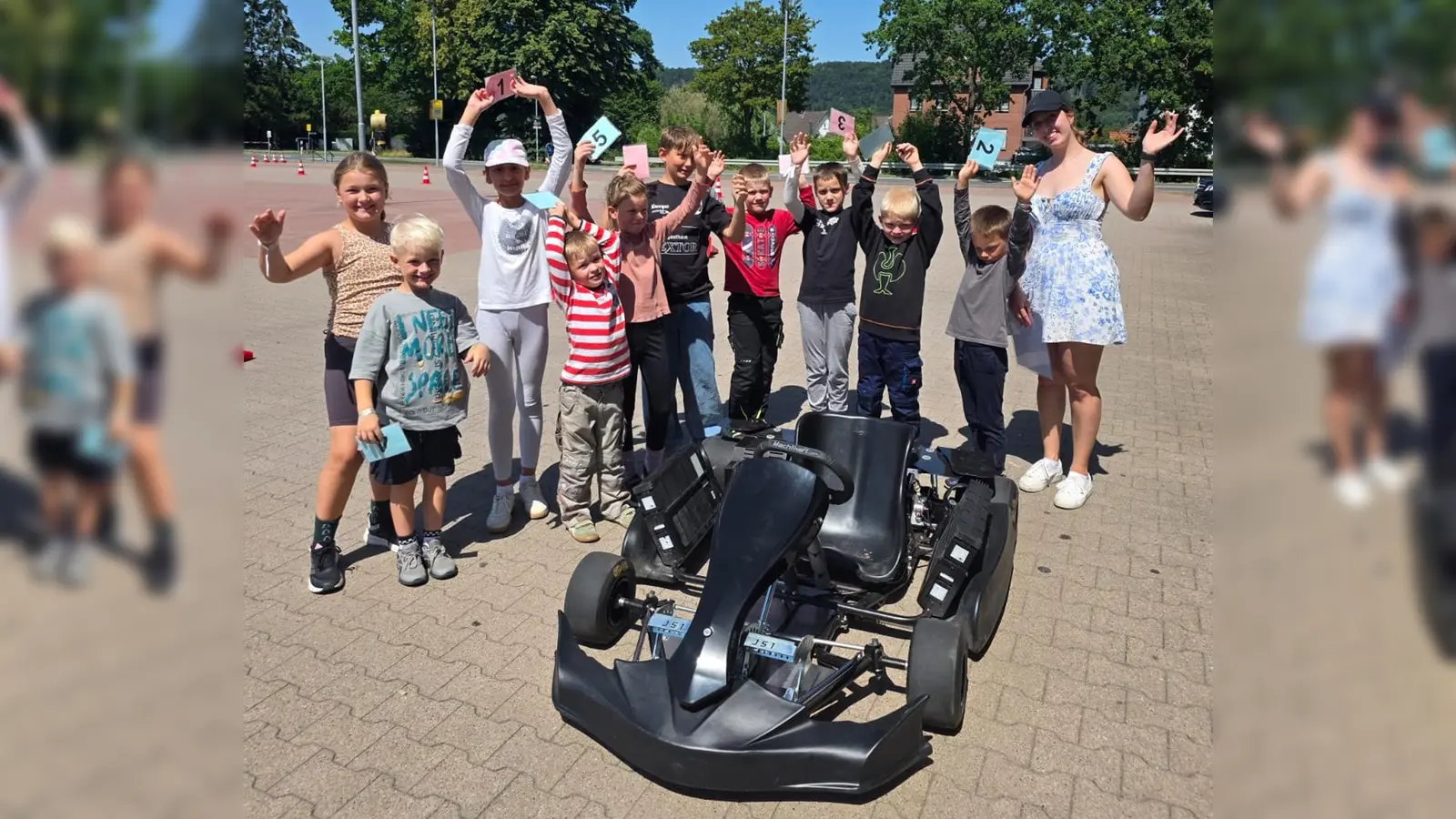 Sich einmal als echter Rennfahrer fühlen – dieser Traum ging für viele Kinder beim Besuch einer Kartbahn in Erfüllung. So sorgte die FerienZEIT für allerbeste Stimmung. (Foto: Projekt Begegnung)