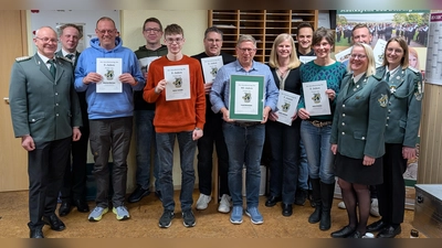 Die geehrten Mitglieder mit dem wiedergewählten Vorstand der Stadtkapelle Bad Driburg (v.l.): Martin Rieckmann, Manuel Troike, Winfried Mertens, Stefan Titz, Janick Tornede, Ingo Tenter, Frank Heinemann, Sandra Mathias, Benedikt Eilebrecht, Katja Urhahne, Erwin Ejtenejr, Claudia Mertens und Henrike Dunsche (Foto: Stadtkapelle Bad Driburg / privat)