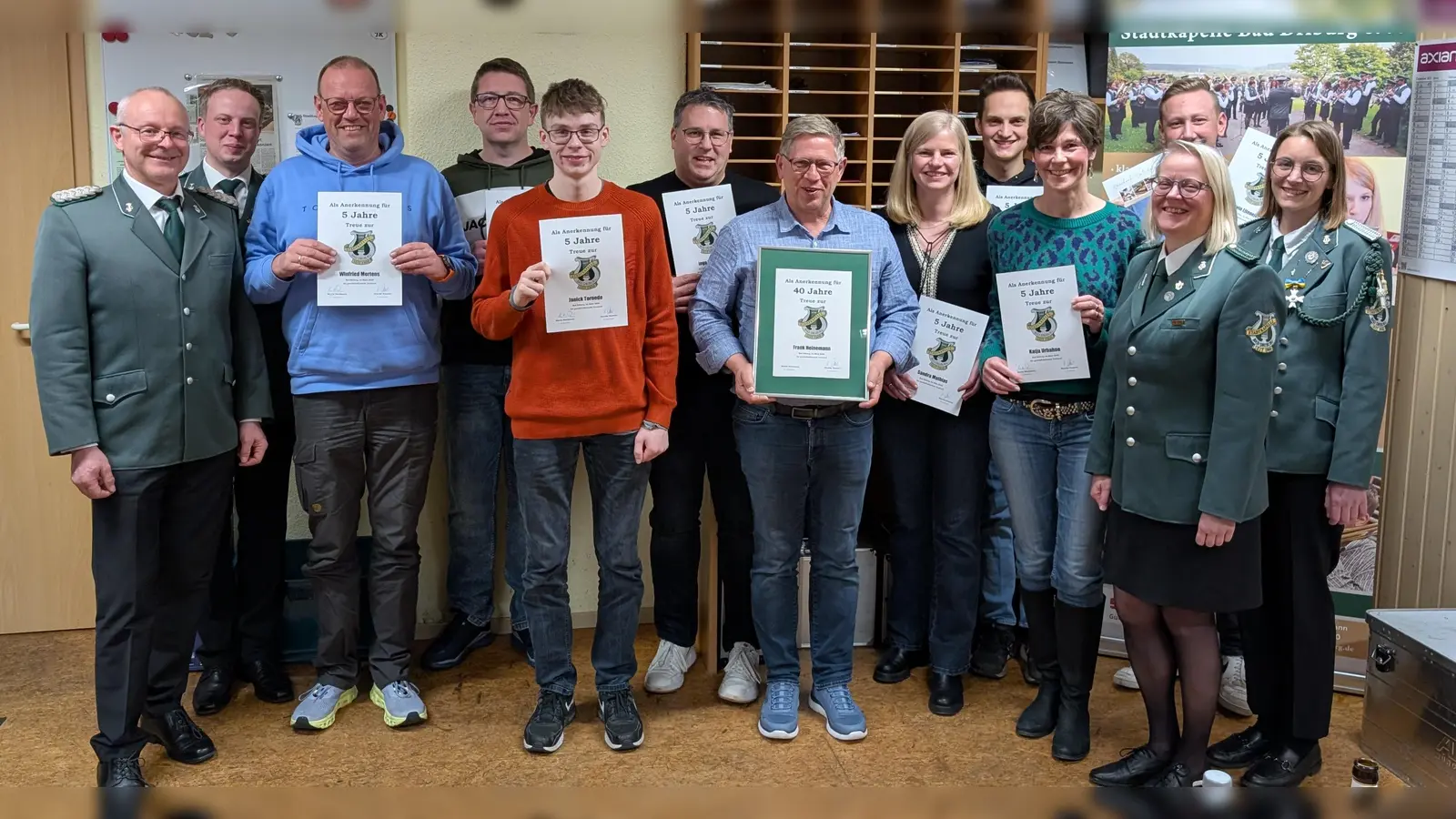 Die geehrten Mitglieder mit dem wiedergewählten Vorstand der Stadtkapelle Bad Driburg (v.l.): Martin Rieckmann, Manuel Troike, Winfried Mertens, Stefan Titz, Janick Tornede, Ingo Tenter, Frank Heinemann, Sandra Mathias, Benedikt Eilebrecht, Katja Urhahne, Erwin Ejtenejr, Claudia Mertens und Henrike Dunsche (Foto: Stadtkapelle Bad Driburg / privat)