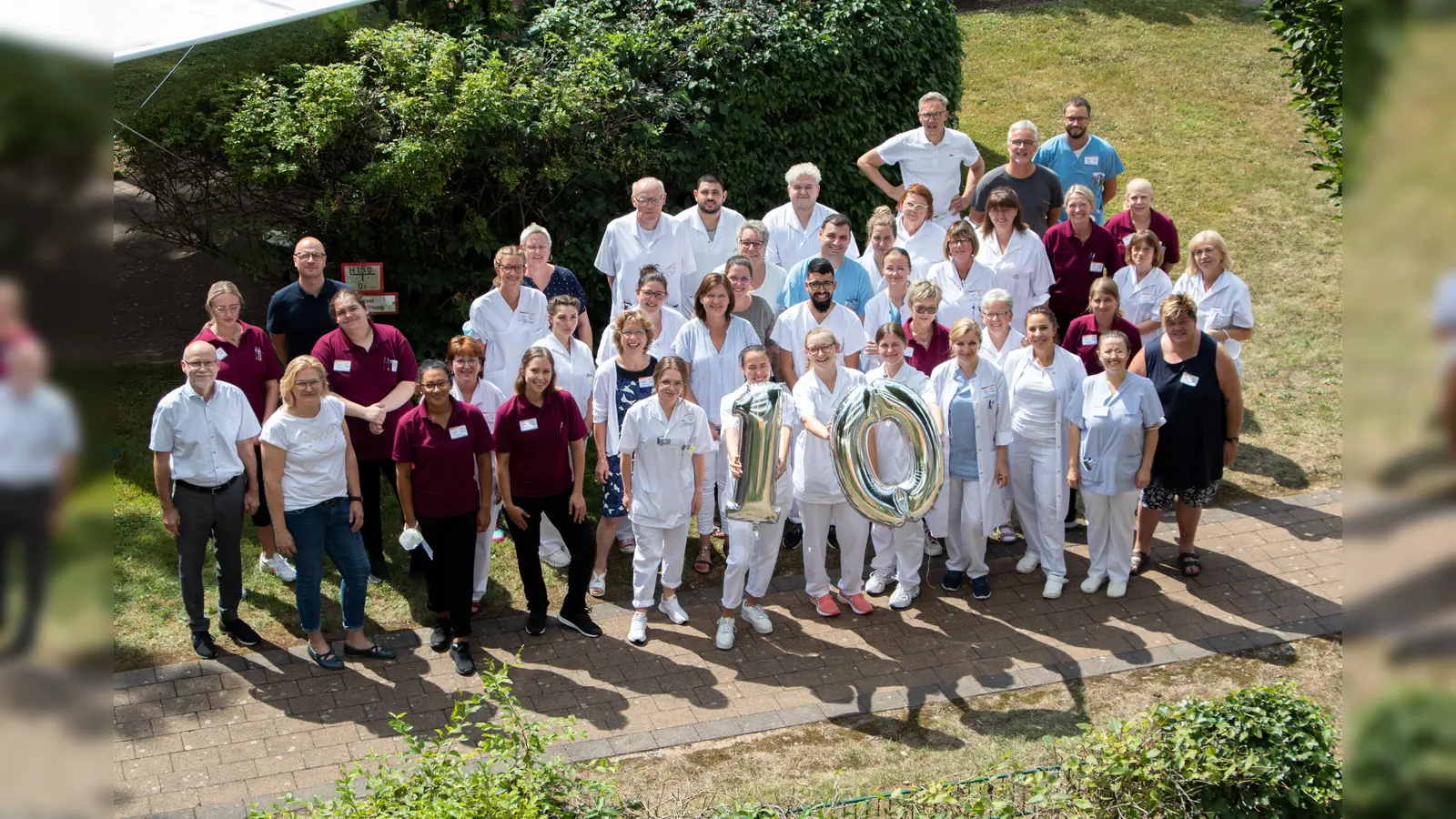 Herzlichen Glückwunsch: Das Team der Klinik für Geriatrie, bestehend aus Ärzten, Pflegern, Physio- und Ergotherapeuten, Logopäden sowie Sozialmanagern und einer Psychologin feiert den 10. Geburtstag der Abteilung am St. Rochus Krankenhaus in Steinheim. (Foto: KHWE)