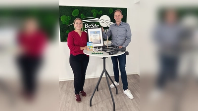 Nicole Sander (BeSte-Mitarbeiterin Marketing/Öffentlichkeitsarbeit) und Michael Starp (BeSte-Geschäftsführer). (Foto: BeSte Stadtwerke GmbH)