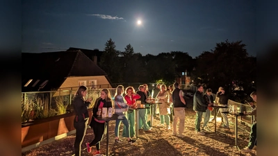 Mit einem ausgebuchten Cocktailabend über den Dächern der Stadt hat Sensoria – Haus der Düfte und Aromen seine neue Veranstaltungsreihe eröffnet. (Foto: Stadtmarketing Holzminden)