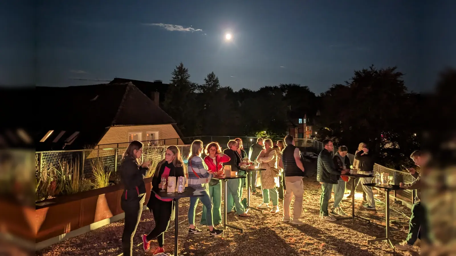 Mit einem ausgebuchten Cocktailabend über den Dächern der Stadt hat Sensoria – Haus der Düfte und Aromen seine neue Veranstaltungsreihe eröffnet. (Foto: Stadtmarketing Holzminden)