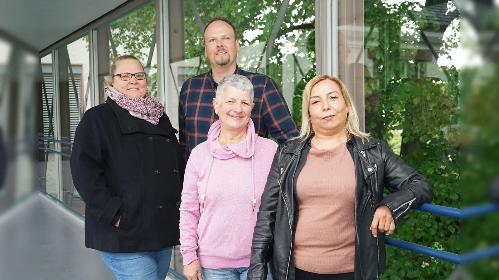 Laden zu einer Fahrt zur Pfingstkirche nach Paderborn ein (v.l.): Tuija Niederheide (Kommunales Integrationszentrum), Dominic Gehle, Abteilungsleiter Bildung und Integration beim Kreis Höxter, Marie-Luise Bittger (Runder Tisch der Religionen und ehemalige Gemeindereferentin Pastoralverbund Corvey), Roaida Bro (Jesidin, Runder Tisch der Religionen). (Foto: Kreis Höxter)