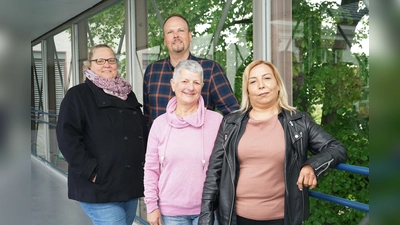 Laden zu einer Fahrt zur Pfingstkirche nach Paderborn ein (v.l.): Tuija Niederheide (Kommunales Integrationszentrum), Dominic Gehle, Abteilungsleiter Bildung und Integration beim Kreis Höxter, Marie-Luise Bittger (Runder Tisch der Religionen und ehemalige Gemeindereferentin Pastoralverbund Corvey), Roaida Bro (Jesidin, Runder Tisch der Religionen). (Foto: Kreis Höxter)