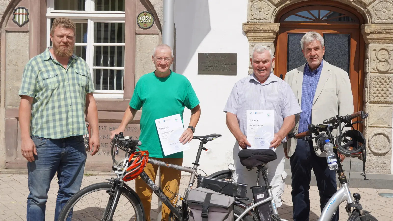 Bürgermeister Hermann Temme ehrt die Bestplatzierten (v.l.): Thomas Greger, Klimaschutzmanager der Stadt Brakel, Adalbert Grüner, Bertold Micus und Bürgermeister Hermann Temme. (Foto: Stadt Brakel)