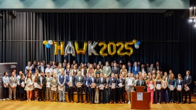 Insgesamt 126 Absolvierende der Studienbereiche Management und Bauen schlossen im Sommersemester 2025 ihr Studium an der HAWK in Holzminden ab.  (Foto: HAWK)
