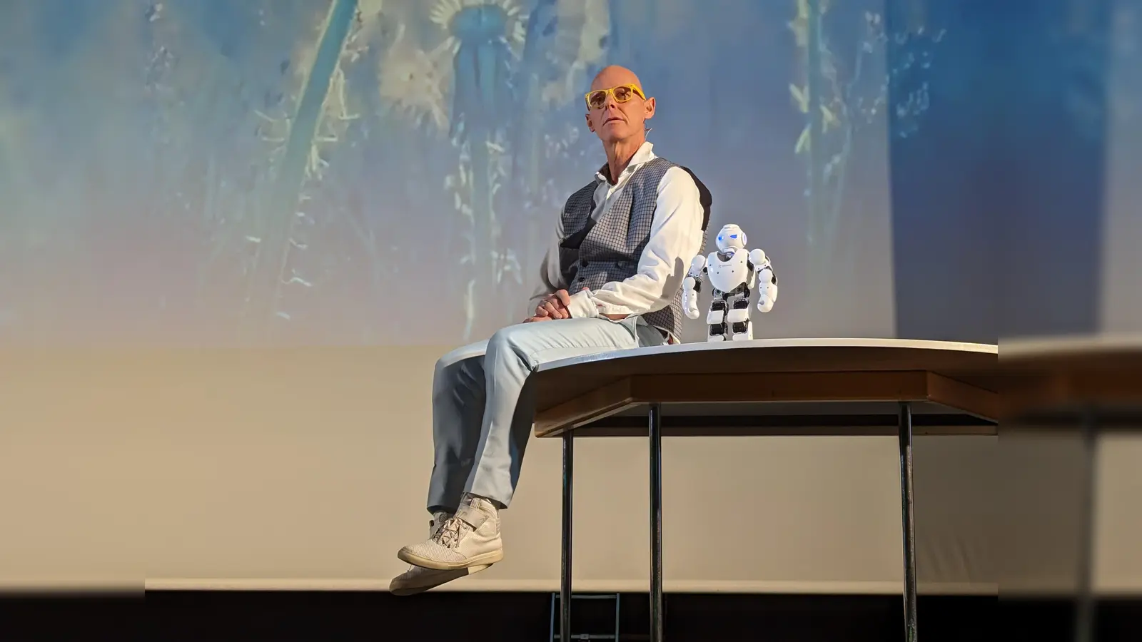 Astor und Roboter Torbi diskutieren die Gefahren und Möglichkeiten von KI. (Foto: privat)