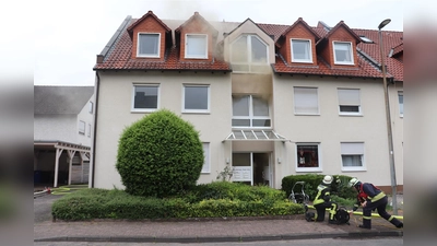 Bei Eintreffen der Einsatzkräfte konnte an der Gebäudefront und im Hausflur eine deutliche Rauchentwicklung festgestellt werden. Ausgangspunkt war eine Wohnung im Erdgeschoss des Mehrfamilienhauses. (Foto: Polizei Höxter)