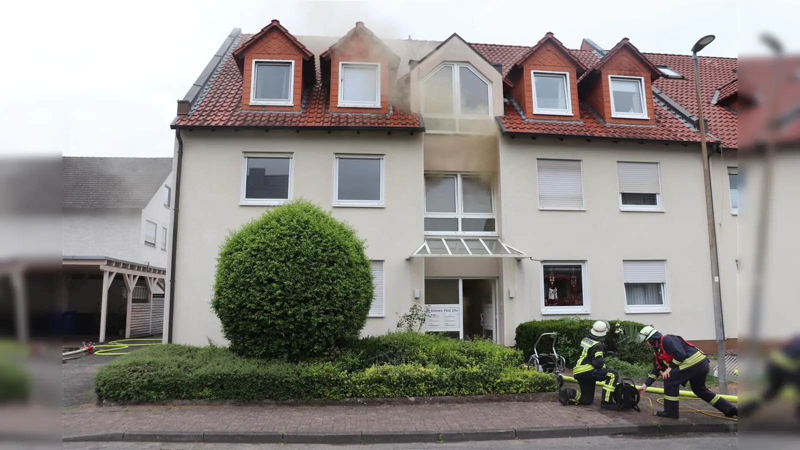 Bei Eintreffen der Einsatzkräfte konnte an der Gebäudefront und im Hausflur eine deutliche Rauchentwicklung festgestellt werden. Ausgangspunkt war eine Wohnung im Erdgeschoss des Mehrfamilienhauses. (Foto: Polizei Höxter)