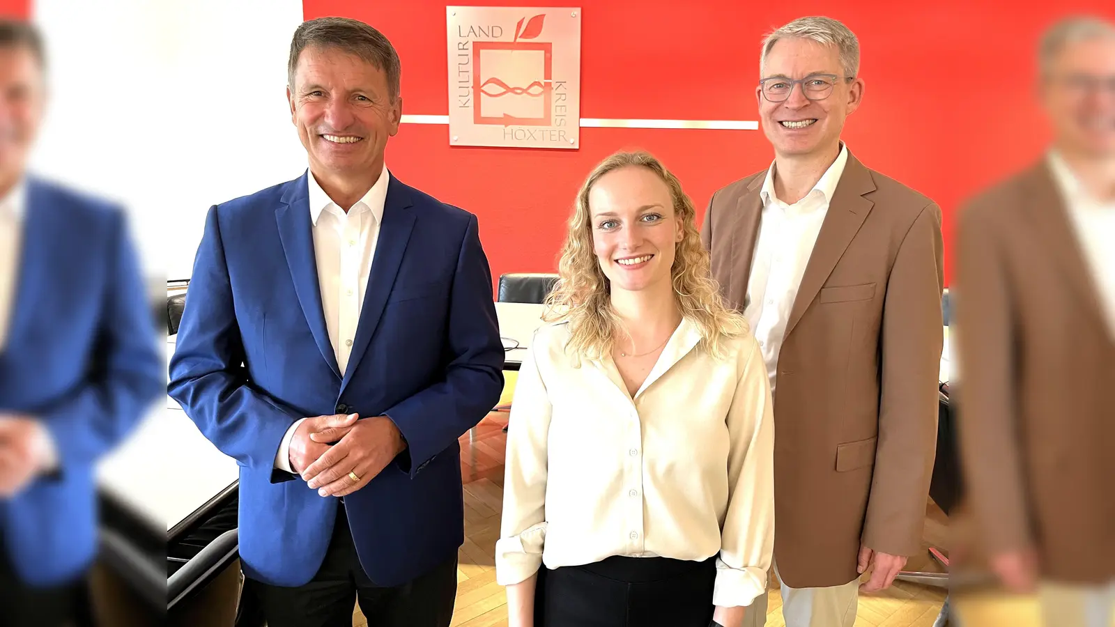 Hilfe und Unterstützung nach einem Schlaganfall: Landrat Michael Stickeln (links) übernimmt im Kreis Höxter die Patenschaft für die Lotsinnen und Lotsen des Modellprojekts LEX LOTSEN OWL: Darüber freuen sich Dr. Michael Brinkmeier, Vorsitzender der Stiftung Deutsche Schlaganfall-Hilfe, und Lisa Schreiber, Projektmanagerin bei der Stiftung Deutsche Schlaganfall-Hilfe. Foto: Kreis Höxter (Foto: Kreis Höxter)