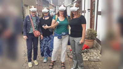 Stadtführung mit VR-Brille durch die Altstadt Uslar. (Foto: Touristik-Information Uslar/C. Filpe)