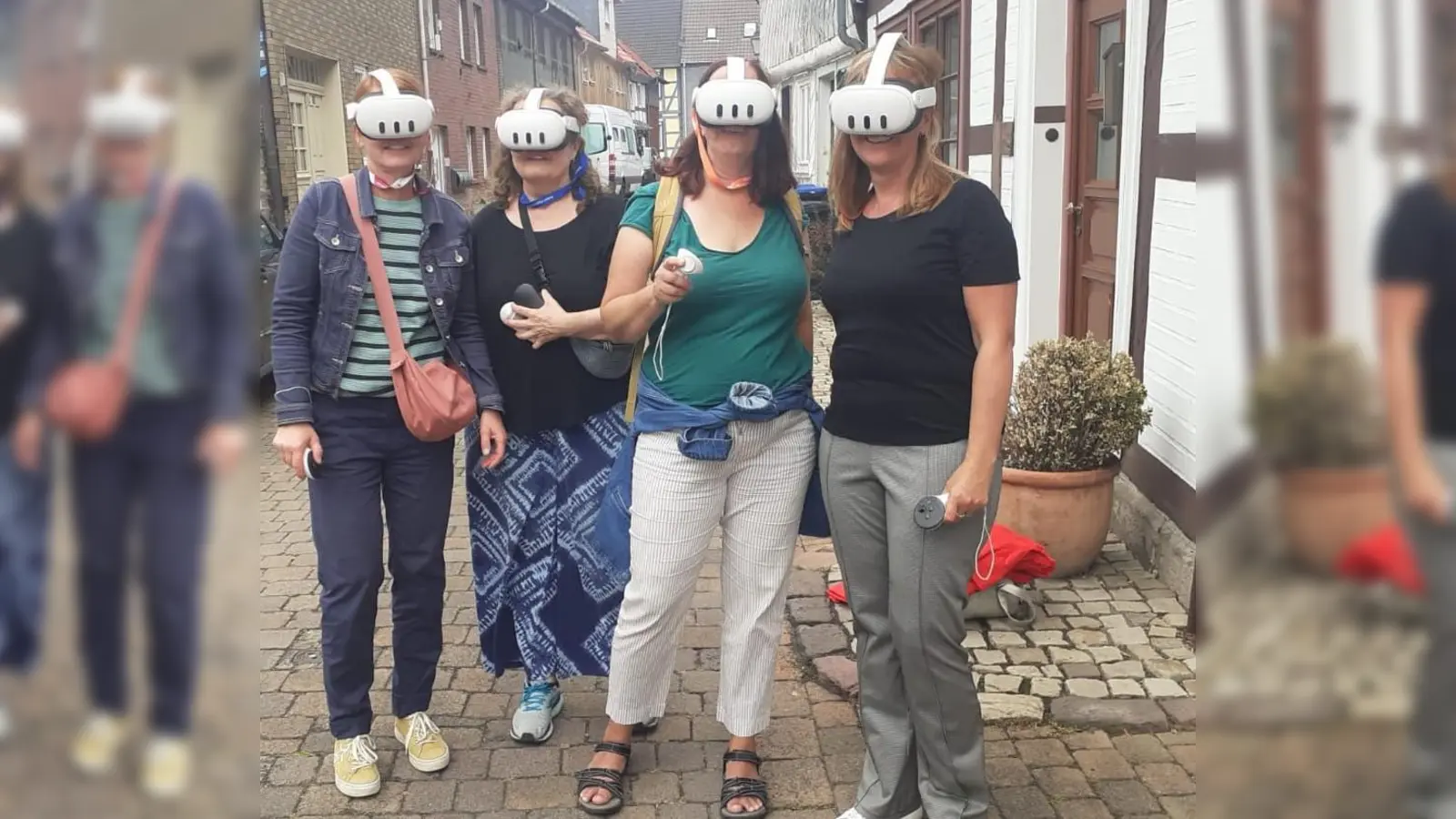 Stadtführung mit VR-Brille durch die Altstadt Uslar. (Foto: Touristik-Information Uslar/C. Filpe)