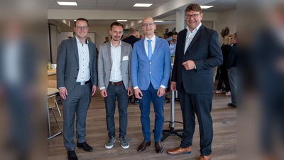 Feierstunde (v.l.): Alexander Kleinschmidt (Bürgermeister Stadt Brakel), Wladimir Kisselev (Pflegedienstleitung St. Vincenz Hospital in Brakel), Dr. Dragan Jeremić (Chefarzt der Klinik für Orthopädie), Marko Ellerhoff (Standortleitung St. Vincenz Hospital in Brakel). (Foto: KHWE)
