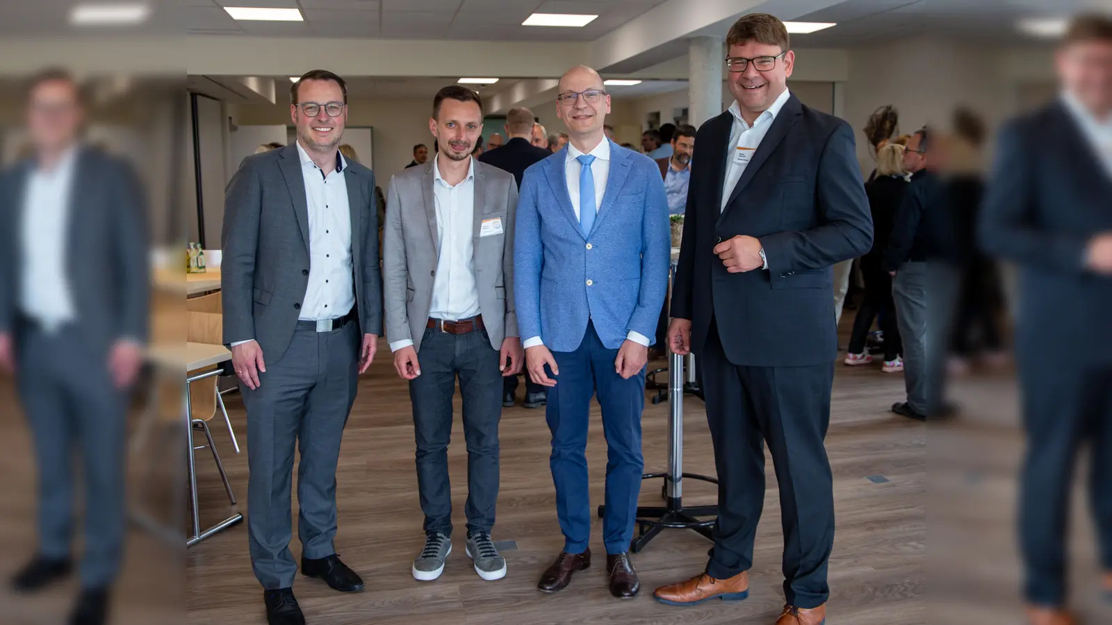 Feierstunde (v.l.): Alexander Kleinschmidt (Bürgermeister Stadt Brakel), Wladimir Kisselev (Pflegedienstleitung St. Vincenz Hospital in Brakel), Dr. Dragan Jeremić (Chefarzt der Klinik für Orthopädie), Marko Ellerhoff (Standortleitung St. Vincenz Hospital in Brakel). (Foto: KHWE)