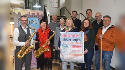 Reinhard Höppner und Ute Sieck (Solling Swing Orchestra), Bürgermeister Hubertus Grimm, Brigitte Kutz, Sören Prokop und Sebastian Kübler vom Vorstand Bev. Marketing, Daniel Zarnitz (CVWB) und Burkhard Dubberke vom Wassersportverein. Nicole Bartolles und Verena Hoppe (Beverungen Marketing) präsentieren das Plakat.  (Foto: Barbara Siebrecht)
