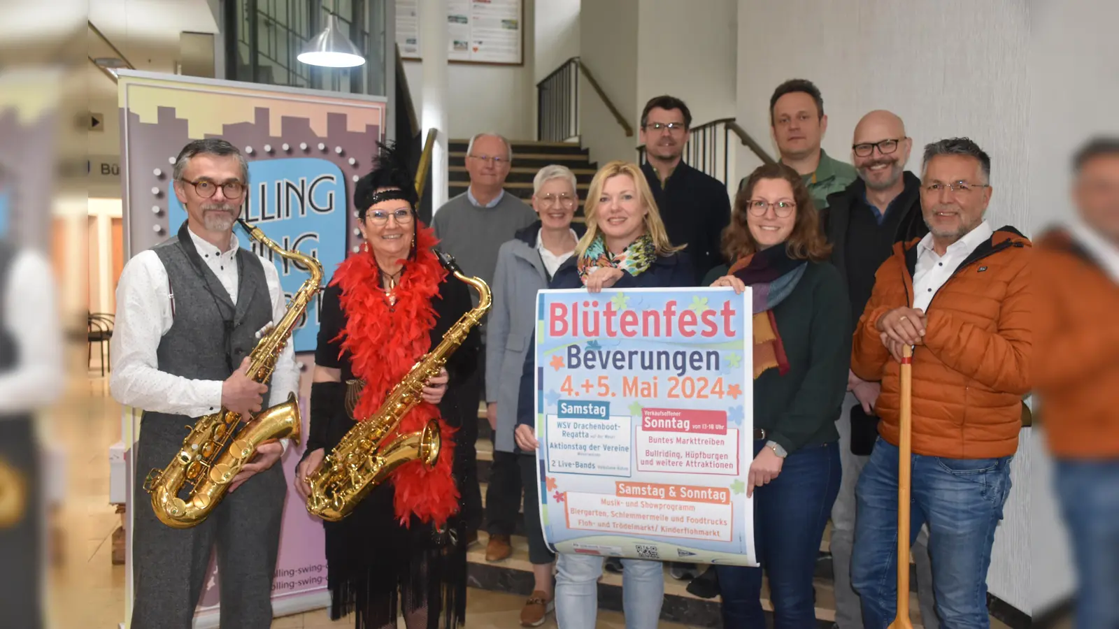 Reinhard Höppner und Ute Sieck (Solling Swing Orchestra), Bürgermeister Hubertus Grimm, Brigitte Kutz, Sören Prokop und Sebastian Kübler vom Vorstand Bev. Marketing, Daniel Zarnitz (CVWB) und Burkhard Dubberke vom Wassersportverein. Nicole Bartolles und Verena Hoppe (Beverungen Marketing) präsentieren das Plakat.  (Foto: Barbara Siebrecht)