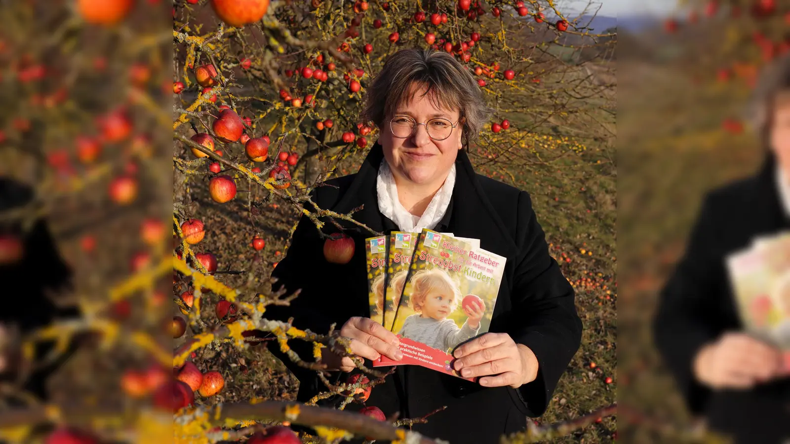 Christiane Sasse stellt den „Kleinen Ratgeber für die Arbeit mit Streuobst-Kindern“ vor, den sie im Rahmen des Projektes „Kreisweite Kulturlandpflge“ im Bildungshaus Modexen erarbeitet und gestaltet hat. (Foto: Jennifer Adam)