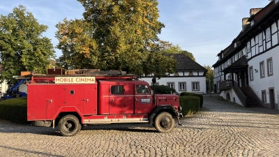 Der Laster der Nacht findet seinen Platz auf dem Schlosshof. (Foto: privat)