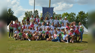 Alle strahlen in den selbst gebatikten T-shirts mit der Sonne um die Wette. Als Erinnerung bekam jedes Kind dieses Gruppenbild in einem Bildrahmen, den es zuvor kreativ gestalten konnte, geschenkt. (Foto: privat)