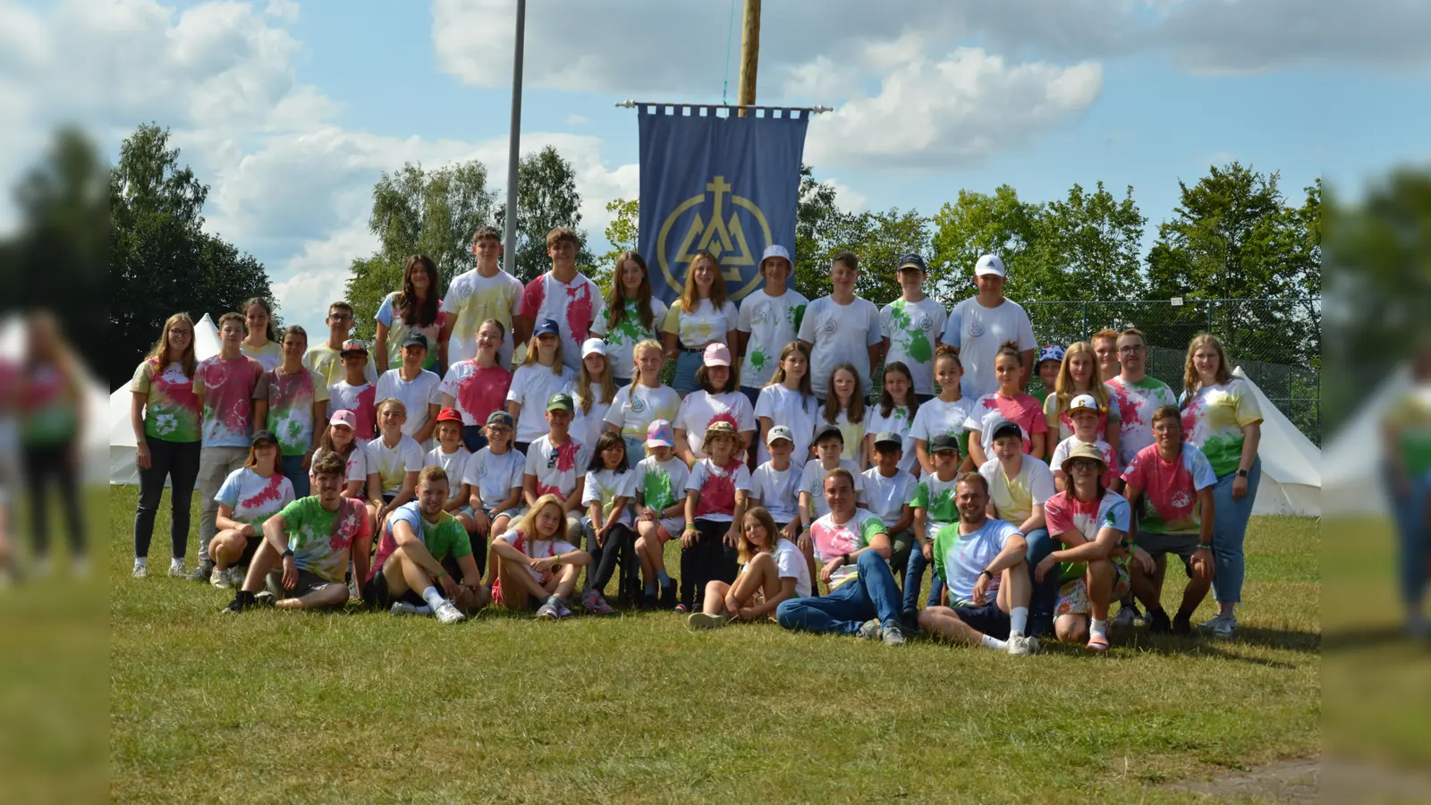 Alle strahlen in den selbst gebatikten T-shirts mit der Sonne um die Wette. Als Erinnerung bekam jedes Kind dieses Gruppenbild in einem Bildrahmen, den es zuvor kreativ gestalten konnte, geschenkt. (Foto: privat)