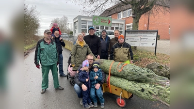 Eine Käufergruppe und ehrenamtliche Helfer sowie Mitglieder des Kuratoriums. (Foto: privat)