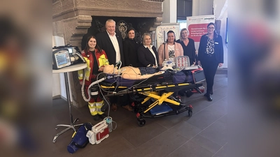 Auch der Rettungsdienst der Stadt Höxter war, wie viele weitere regionale Arbeitgeber, beim Stellenmarkt vertreten. (v.l.) Michelle Warschun vom Rettungsdienst der Stadt Höxter, Bürgermeister Daniel Hartmann, Kathrin Knipping-Wede (Beauftragte für Chancengleicheit am Arbeitsmarkt für das Jobcenter des Kreises Höxter), Birgit Bach (Bereichsleiterin bei der Agentur für Arbeit), Gleichstellungsbeauftragte der Stadt Höxter Nadine Nolte, Simone Wils (Beauftragte für Chancengleichheit am Arbeitsmarkt der Agentur für Arbeit) und Alexandra Kersting (Teamleiterin des gemeinsamen Arbeitgeber-Services der Agentur für Arbeit und des Jobcenters für den Kreis Höxter). (Foto: Stadt Höxter)