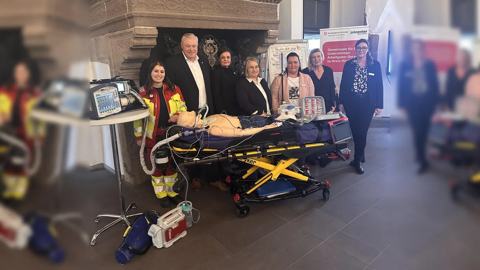 Auch der Rettungsdienst der Stadt Höxter war, wie viele weitere regionale Arbeitgeber, beim Stellenmarkt vertreten. (v.l.) Michelle Warschun vom Rettungsdienst der Stadt Höxter, Bürgermeister Daniel Hartmann, Kathrin Knipping-Wede (Beauftragte für Chancengleicheit am Arbeitsmarkt für das Jobcenter des Kreises Höxter), Birgit Bach (Bereichsleiterin bei der Agentur für Arbeit), Gleichstellungsbeauftragte der Stadt Höxter Nadine Nolte, Simone Wils (Beauftragte für Chancengleichheit am Arbeitsmarkt der Agentur für Arbeit) und Alexandra Kersting (Teamleiterin des gemeinsamen Arbeitgeber-Services der Agentur für Arbeit und des Jobcenters für den Kreis Höxter). (Foto: Stadt Höxter)