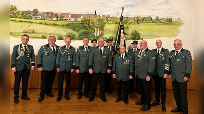 Anlässlich der Ehrungen beim Sebastiansball in Natingen sind hier auf dem Foto der Oberst und Brudermeister Tobias Tewes (v.l.), der stellvertretende Brudermeister Marius Hoppe, Armin Herdemerten, Hans-Dieter Reitemeyer, Fahnenoffizier Jonas Kleinjohann, Jürgen Giefers, Fähnrich Christian Suermann, Wilhelm Ostermann, Fahnenoffizier Dominik Wulf, Franz-Josef Hoppe, Tobias Wieners-Rehrmann und Arnold Welling zu sehen. (Foto: privat)
