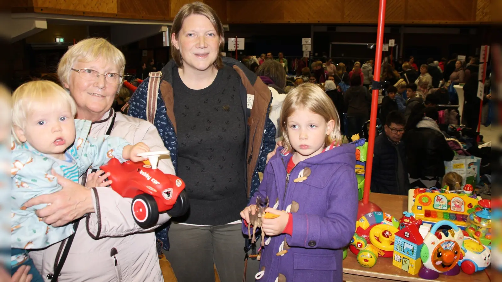 Für Familie Rölke hat sich die weite Anreise gelohnt: (Von links:) Emil, Oma Gerlinde, Bianca und Neele Rölke beim Shoppen in der Turnhalle. (Foto: Foto: SC Schoningen)