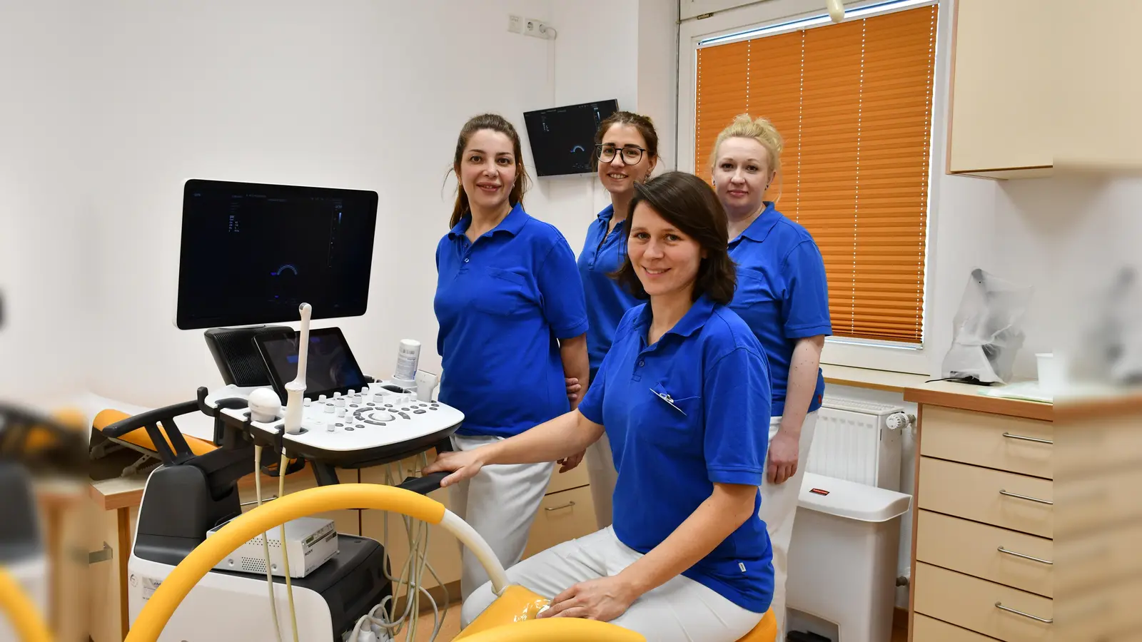 Das Team der Gynäkologie im dritten Stock des Krankenhausgebäudes mit Leiterin Dr. Anna-Kathrin von der Goltz (im Vordergrund). (Foto: Peter Drews/Landkreis Holzminden)