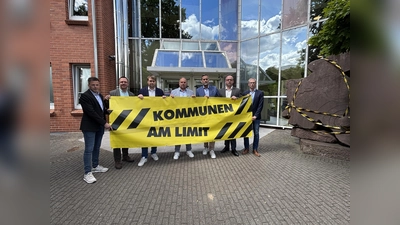 Machen im Schulterschluss auf die finanzielle Schieflage aufmerksam: (v. l.) Philip Becker (Samtgemeindebürgermeister Boffzens), Stephan Willudda (Bürgermeister Delligsen), Sebastian Rode (Samtgemeindebürgermeister Bodenwerder-Polle), Landrat Michael Schünemann, Holzmindens Bürgermeister Christian Belke, Robert Kumlehn (Samtgemeindebürgermeister Eschershausen Stadtoldendorf) und Stefan Bonefeld (allgemeiner Vertreter des Bürgermeisters Samtgemeinde Bevern). (Foto: Landkreis Holzminden)