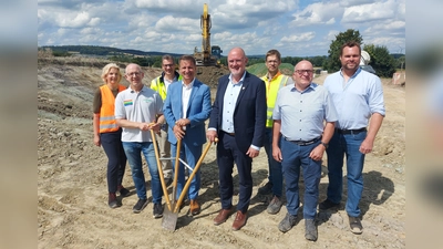 Haben eine Besichtigung der Großbaustelle K 3 zwischen Nieheim und Oeynhausen vorgenommen (v.l.): Heike Lockstedt-Macke (Abteilungsleiterin Straßen beim Kreis Höxter), Ulrich Tilly (Mitarbeiter Bezirksregierung Detmold), Christoph Rode (Abteilung Straßen Kreis Höxter), Landrat Michael Stickeln, Nieheims Bürgermeister Johannes Schlütz, Manuel Tripp (Gesellschaft für Verkehrswegebau Warburg), Hubertus Breker (Abteilung Straßen beim Kreis Höxter), Heiko Rampsel (Bau- und Projektleiter, Ingenieurbüro SR OWL).  (Foto: Kreis Höxter/Jürgen Drüke)