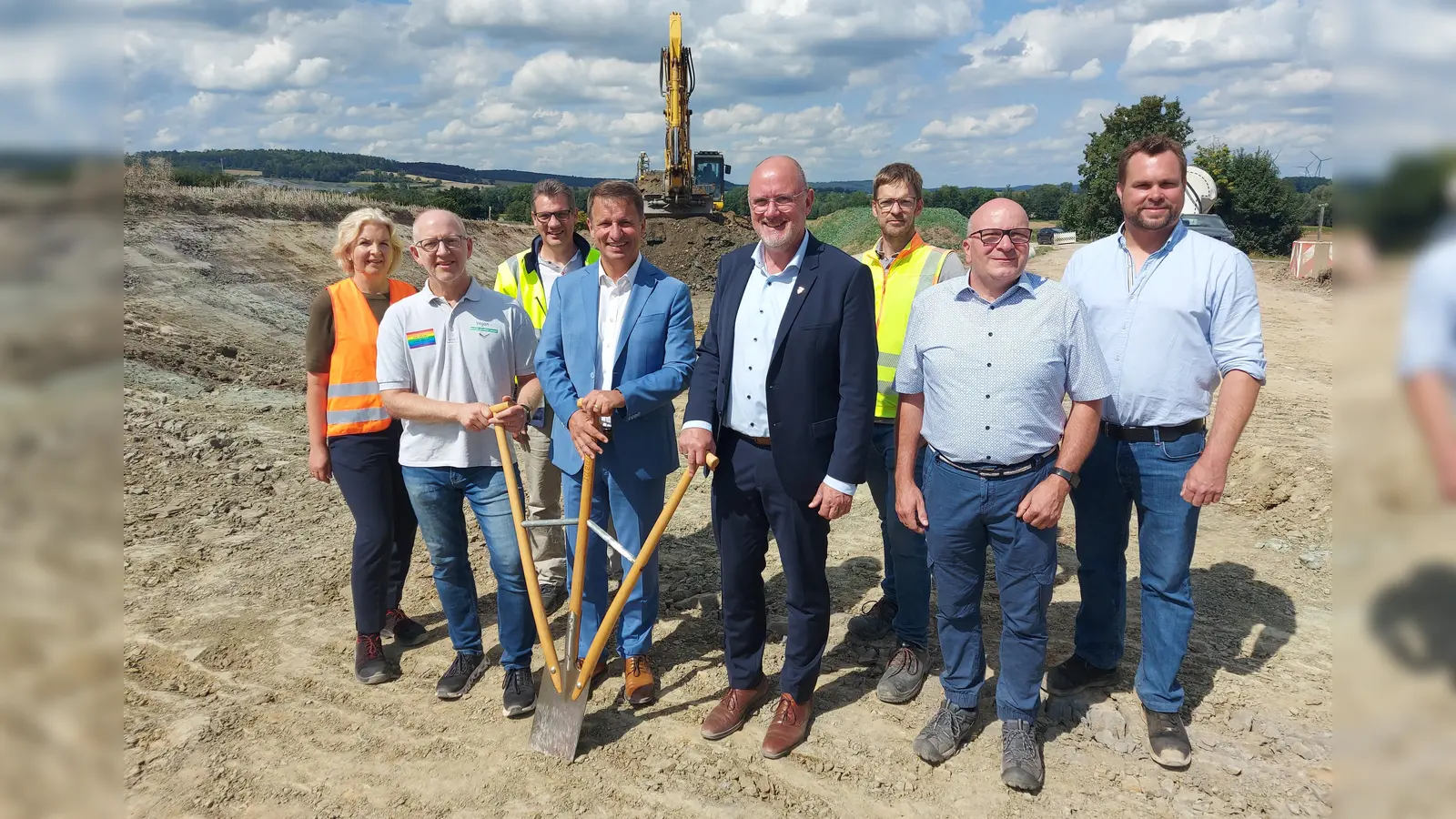 Haben eine Besichtigung der Großbaustelle K 3 zwischen Nieheim und Oeynhausen vorgenommen (v.l.): Heike Lockstedt-Macke (Abteilungsleiterin Straßen beim Kreis Höxter), Ulrich Tilly (Mitarbeiter Bezirksregierung Detmold), Christoph Rode (Abteilung Straßen Kreis Höxter), Landrat Michael Stickeln, Nieheims Bürgermeister Johannes Schlütz, Manuel Tripp (Gesellschaft für Verkehrswegebau Warburg), Hubertus Breker (Abteilung Straßen beim Kreis Höxter), Heiko Rampsel (Bau- und Projektleiter, Ingenieurbüro SR OWL).  (Foto: Kreis Höxter/Jürgen Drüke)