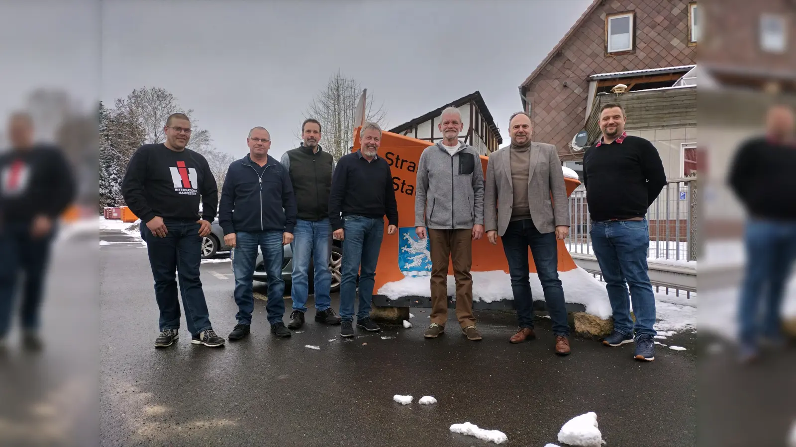V.l.: Thomas Krohn, Florian Heise, Tobias Trucks und Jürgen Twele aus der Straßenmeisterei zusammen mit Neu-Ruheständler Klaus-Gerhard Jung, Landrat Michael Schünemann und Michael Wegener aus dem Personalbereich des Landkreises. (Foto: Straßenmeisterei LK Holzminden)