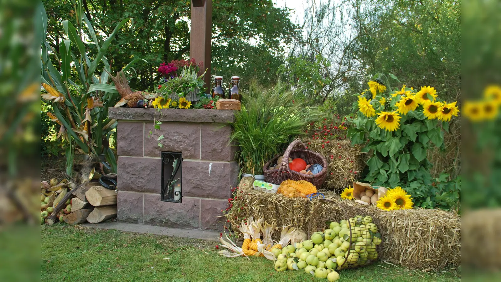 Erntedankaltar am Hasselhof (Foto: Barbara Siebrecht)