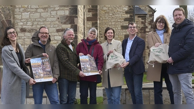 Stellten das Programm des diesjährigen Warburger Hansefestes vor (v.l.): Selina Knipping und Wilm Pollmann (Hanse), Jürgen und Simone Wiedemeier (Likörmanufaktur), Josefin Lehra (Mineralquellen Germete), Bürgermeister Tobias Scherf, Birgit Mikus (Tourist-Info) und Sören Spönlein (Wirtschaftsförderung Warburg). (Foto: Stefan Bönning)
