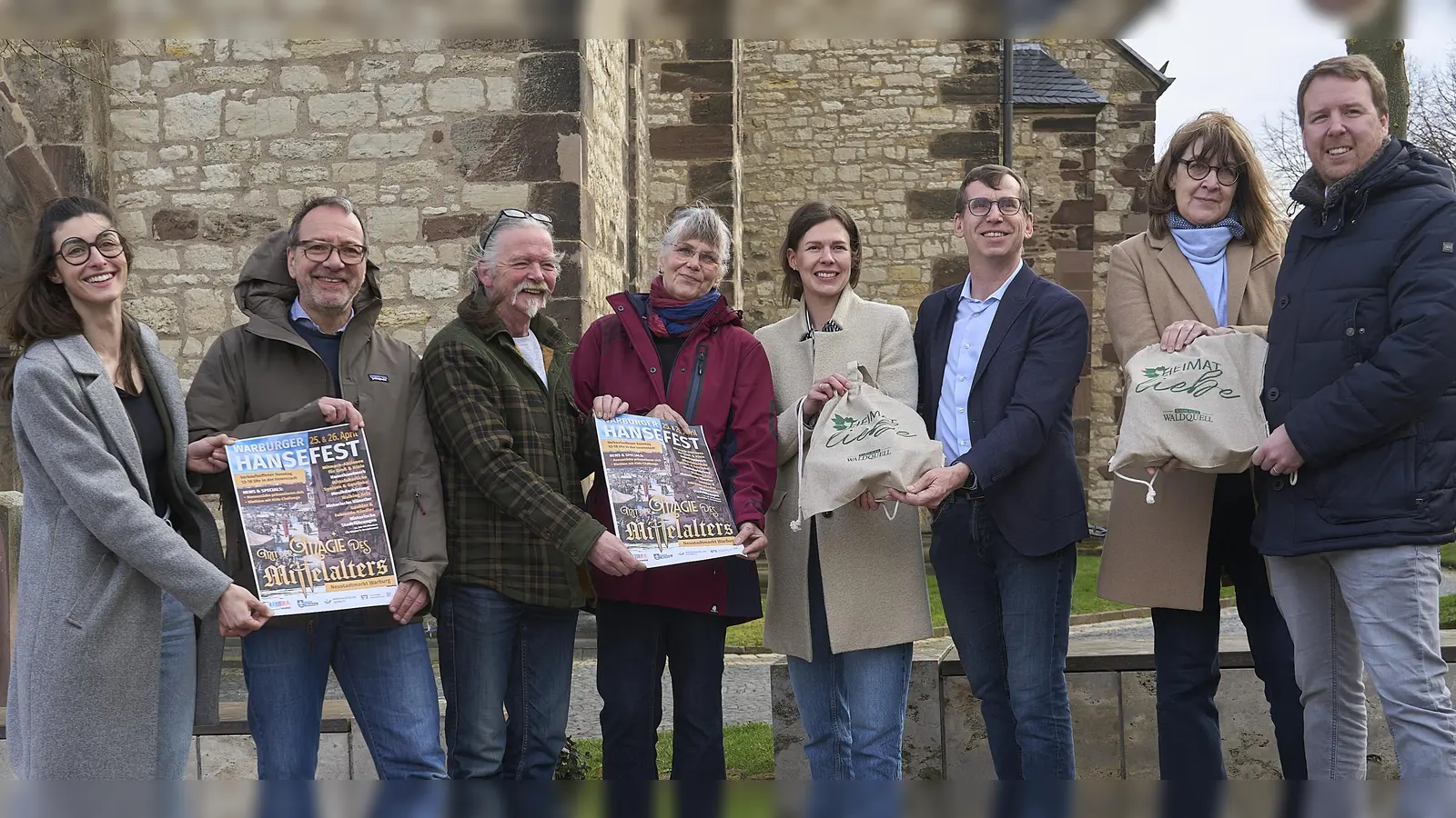 Stellten das Programm des diesjährigen Warburger Hansefestes vor (v.l.): Selina Knipping und Wilm Pollmann (Hanse), Jürgen und Simone Wiedemeier (Likörmanufaktur), Josefin Lehra (Mineralquellen Germete), Bürgermeister Tobias Scherf, Birgit Mikus (Tourist-Info) und Sören Spönlein (Wirtschaftsförderung Warburg). (Foto: Stefan Bönning)
