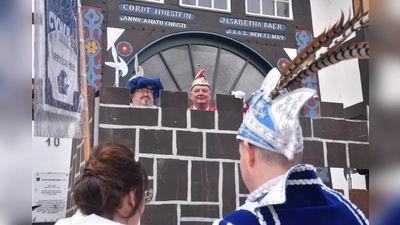 Das Prinzenpaar forderte den Rathausschlüssel und die bedingungslose Kapitulation.  (Foto: Barbara Siebrecht)